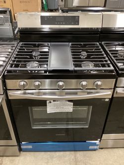 Samsung 30 in. 6.0 cu.ft. Smart Freestanding Gas Range with Self Clean New Scratch and Dent
