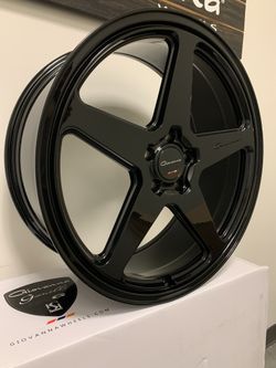 22 inch staggered Giovanna Cinque FF gloss black wheels