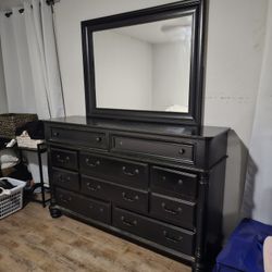 10 Drawer Dresser/w Mirror