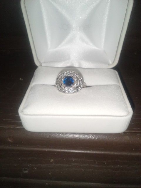 Beautiful Women's Costume Jewelry Ring w/ Blue Cz & Sm  Circular white Cz  Sz 7 1/2 CASH