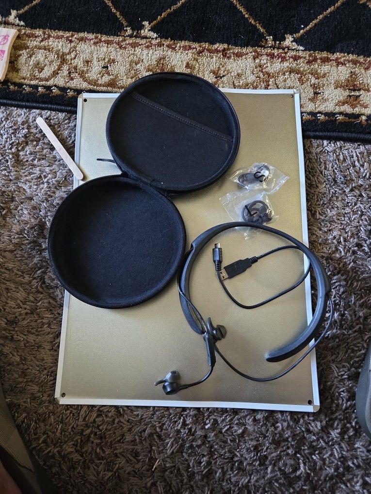 Bose Head Phones With Case And Extra Parts