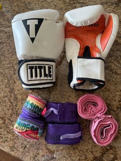 Women’s TITLE boxing gloves with hand wraps