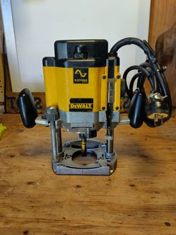 DeWalt plunge router
