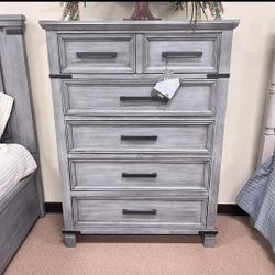 ASHLEY RUSSELYN  BEDROOM SET QUEEN OR KİNG BED DRESSER NIGHTSTAND AND MIRROR ONLY 10$ DOWN PAYMENT 