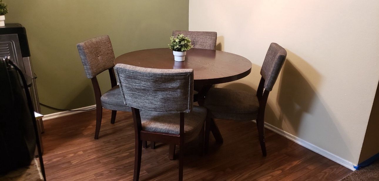 47’ Round Dining Table + 4 Chairs