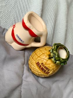 💰 BEST OFFER WILL BE ACCEPTED KITSCHY HAWAIIAN CERAMIC SHOT GLASS AND TOOTHPICK HOLDER