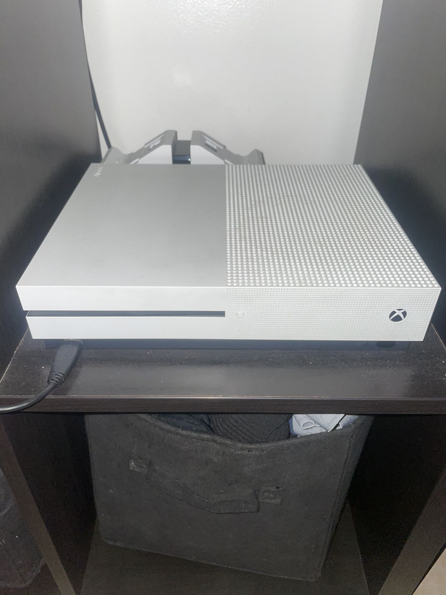 Xbox One With Wired Controller