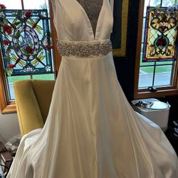 Beautiful Braided Back Bridal Gown With Pockets For Women Sizes18-22!