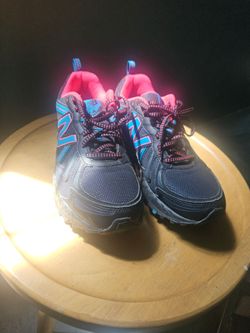 womens new balance size 91/2 trail running shoes