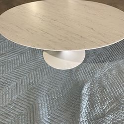 Knoll Saarinen Coffee Table, Oval
42"