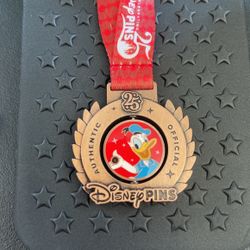 Disney Celebrating 25 Years Of Pin Trading Donald Duck Medal Pin LE 4000 New