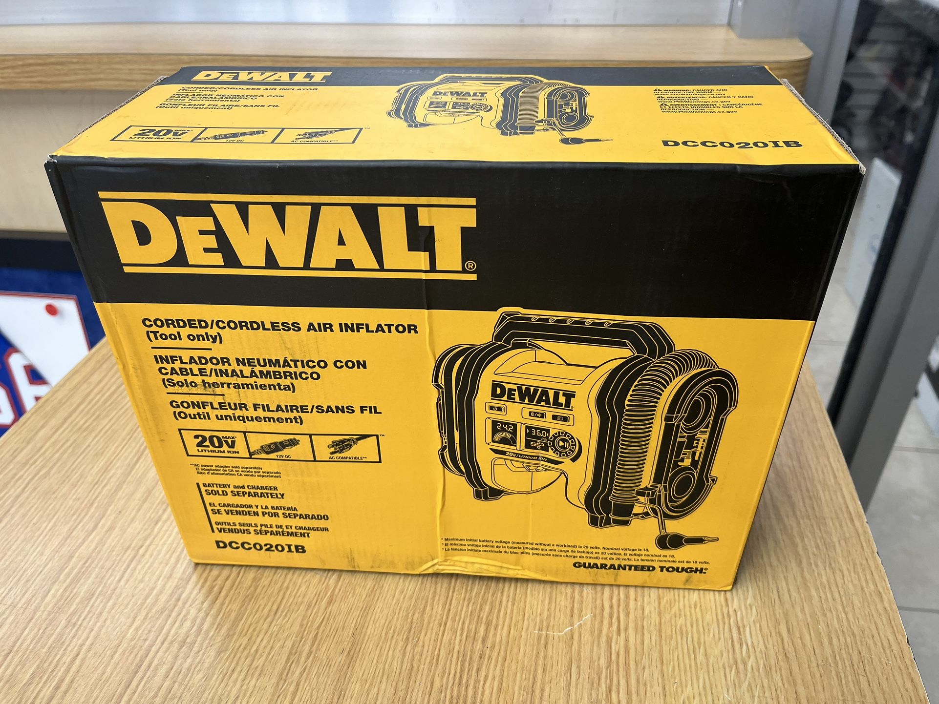 Dewalt 20V MAX Cordless Electric Portable Inflator (Tool Only) DCC020IB