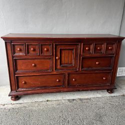Dresser 