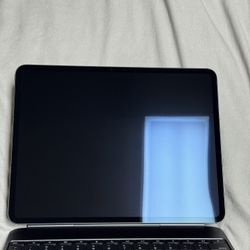 iPad Pro 13” M4 512GB + Magic Keyboard – Like New, 8 Cycles, Apple Warranty 