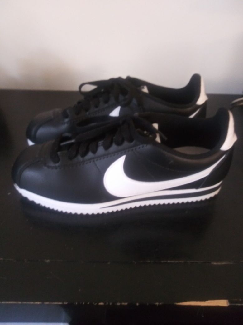 Blk/white Nike size8