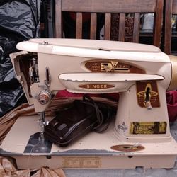 Vintage Singer Sewing Machine(Price Reduced)