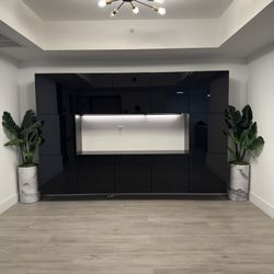 Modern Floating Wall Unit – High Gloss Black with LED Accent