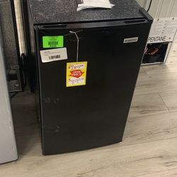 IGLOO MINI REFRIGERATOR E0