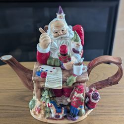 ADORABLE Christmas Santa teapot. Perfect condition!