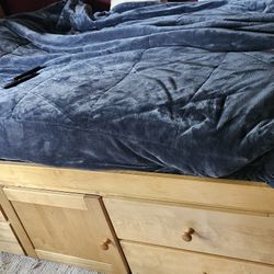 Full Size Bedroom set.
Maple and oak beautiful condition purchased it at jordan's furniture