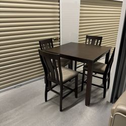 5 piece PUB DINING SET. EXCELLENT CONDITION 32x42x36”