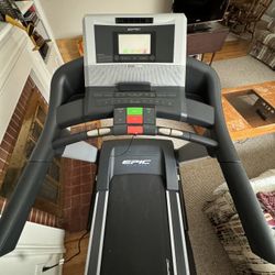 Epic View 550 Treadmill Excellent Condition for Sale in Stratford CT OfferUp
