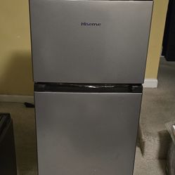 Hisense 4.4 Cu Ft Mini Fridge With Freezer 