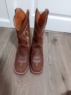 Women boots size 7.