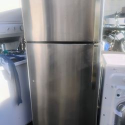G E Refrigerator 30w 30d 66h 