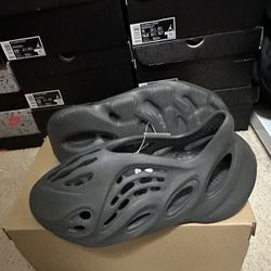 adidas Yeezy Foam Runner Carbon IG5349 Mens Size 10 Brand New