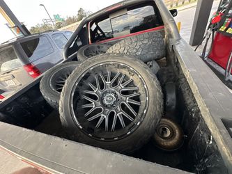33x12.50 R-22 Whit Toyo Tires
