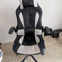 Gaming Chair with Built-In Massager – Great Condition! 