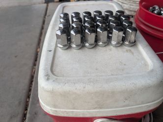 24 stock lugs nuts of 2026 Silverado 1500