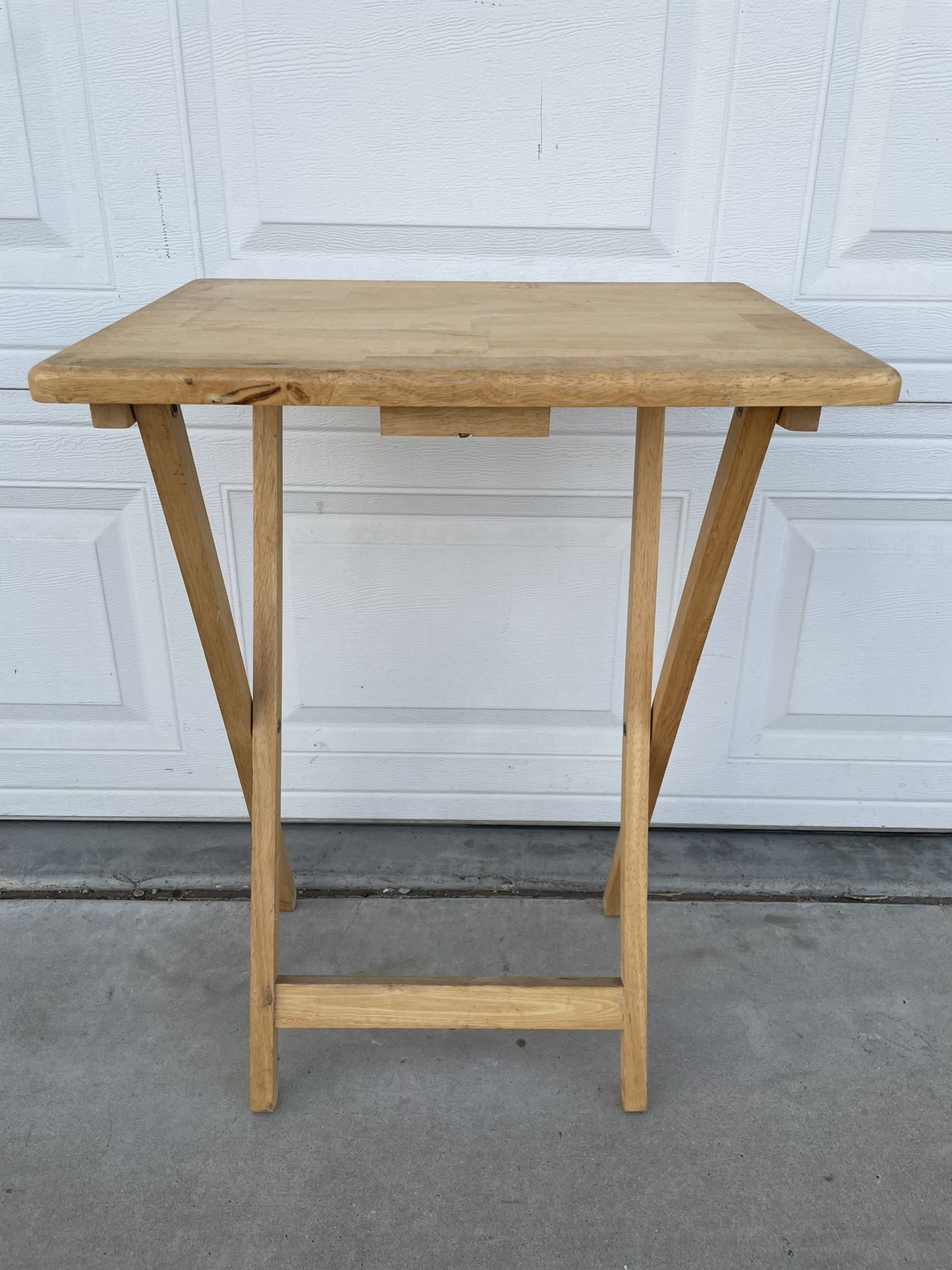 Hard Wood Folding Table It is easy to carry. in good condition Good working