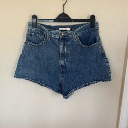 Levi’s Women’s Size 31 High Waisted Mom Blue Denim Jean Shorts
