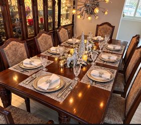 Dining room table with two leafs