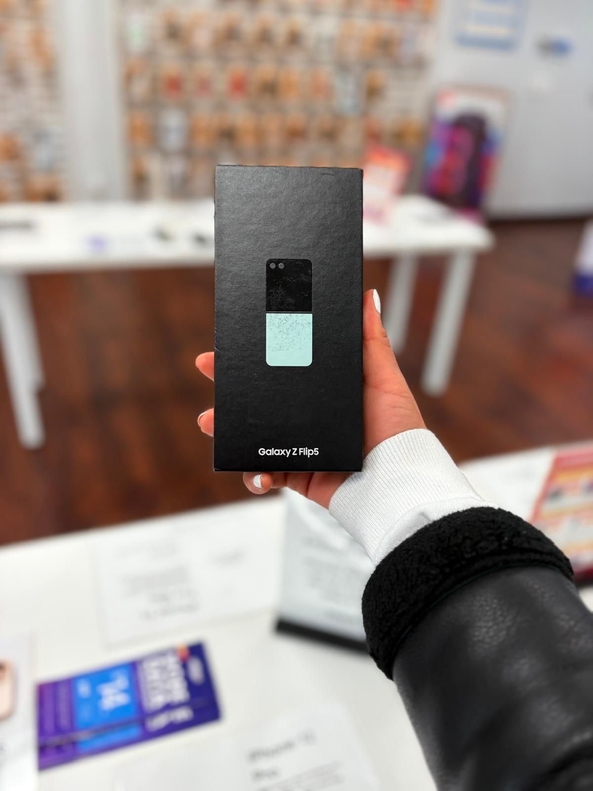 💎 Samsung Galaxy Z Flip 5 5G – Foldable, Fast & Stylish!