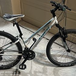 Ladies adult Trek 820 mountain bike, 26 inch wheels, 21 speed bicycle Small Frame, Mens 
