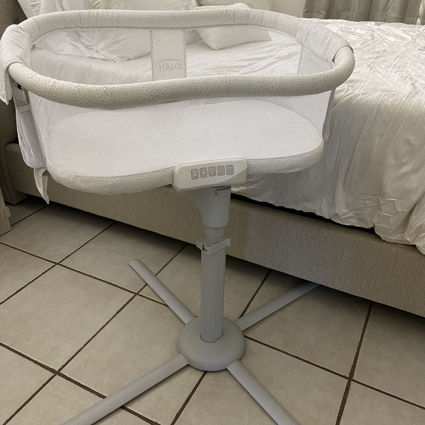 HALO Bassinest (bassinet) Premiere Series Swivel Sleeper In Pebble