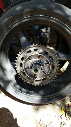 Honda 929 rear rim 2001 + sprocket, axle, spacer, tire