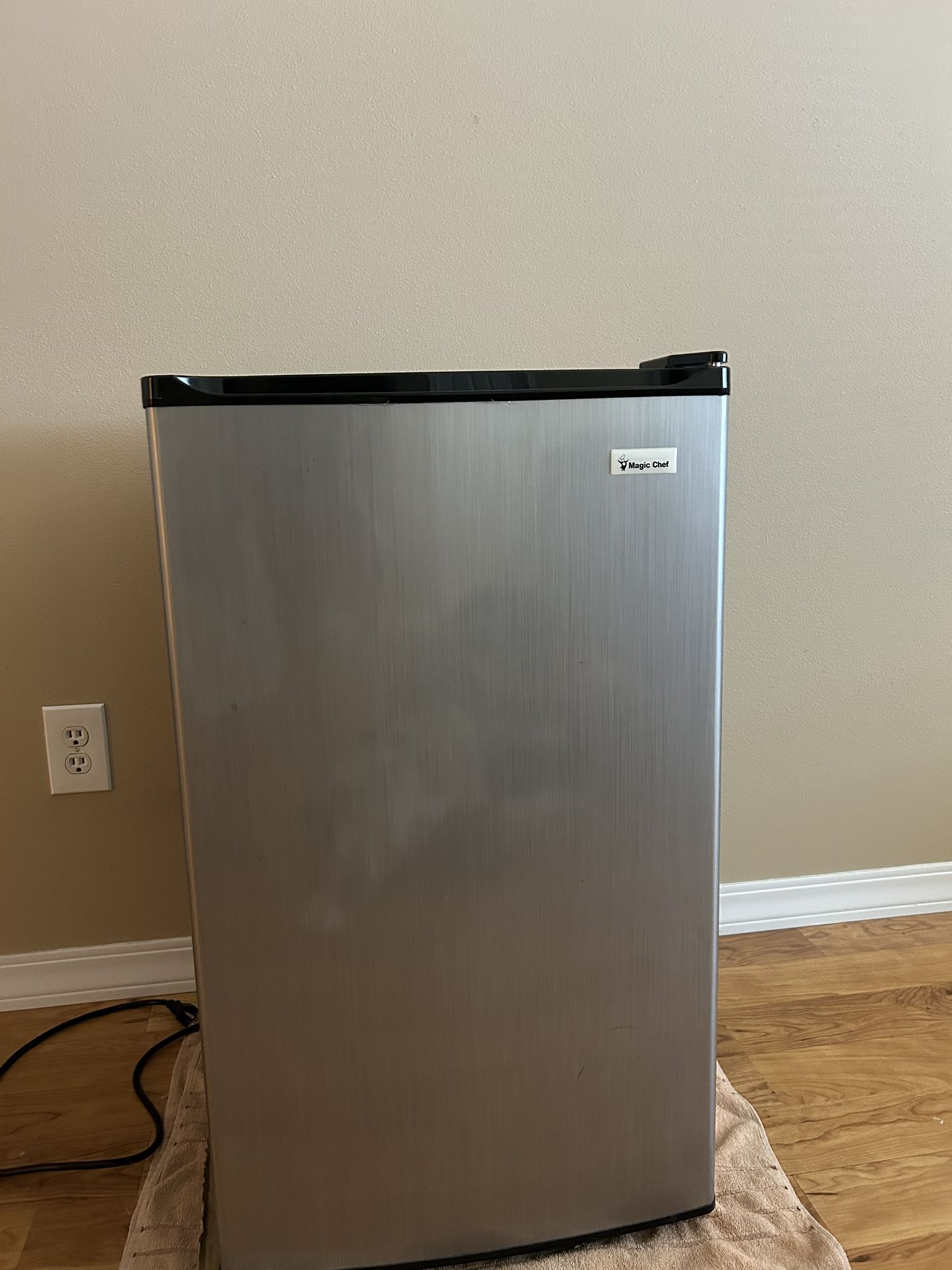 Magic Chef Mini Fridge With Freezer