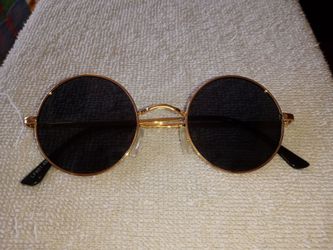 Dark round sunglasses new.