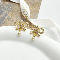 A classic women's earrings