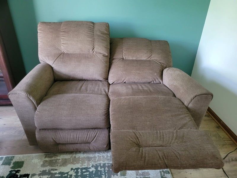 Lazy Boy Reclining Love Seat. Good Condition.