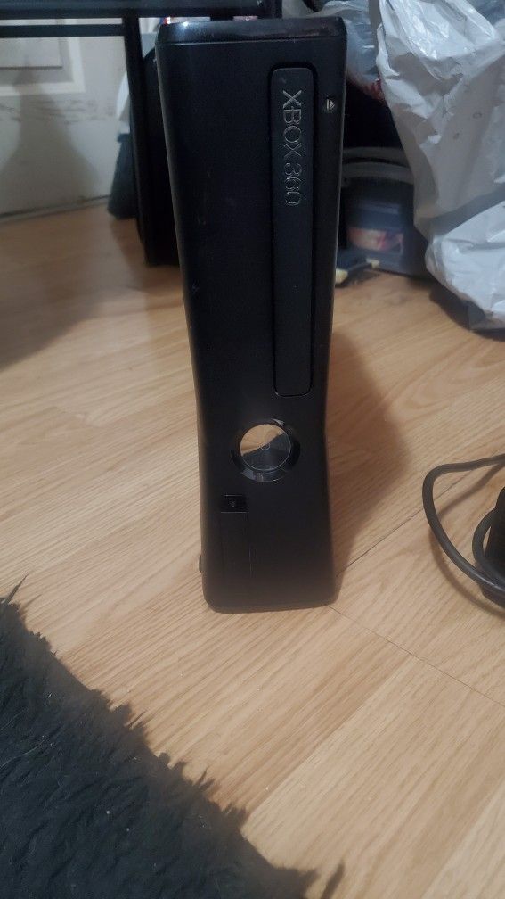 Xbox 360 S with 2 Controllers and games