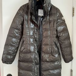 Moncler women’s puffer down coat jacket with zip closure. Size M No longer fits — closet clean-out.