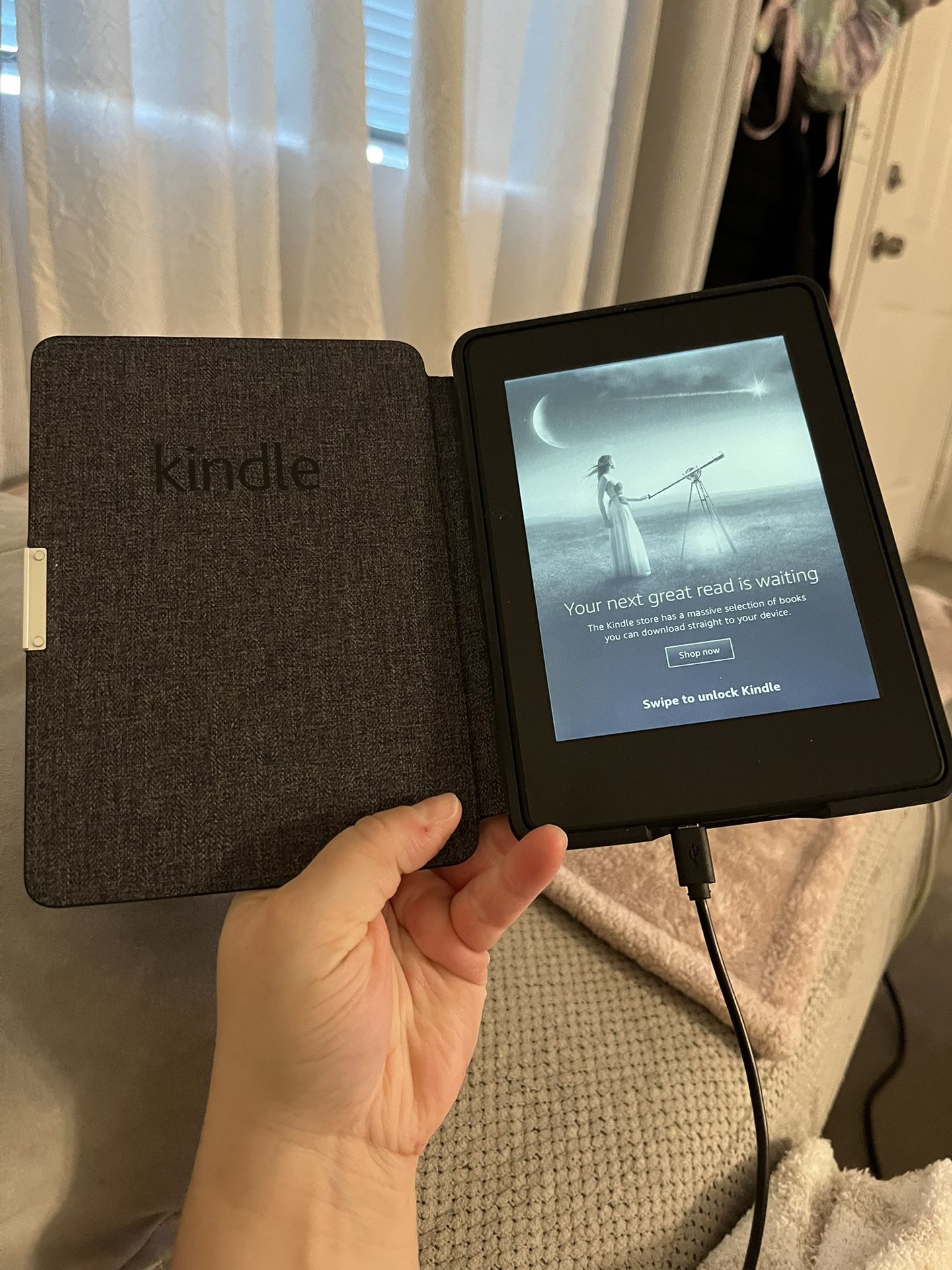 **Moving Sale** Kindle 5 With Magnetic Case