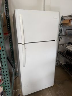 Frigidaire Top-Freezer Refrigerator White