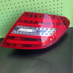 MERCEDES BENZ C300 C63 W204 OEM REAR BACK RIGHT SIDE LED TAIL LIGHT TAILLIGHT