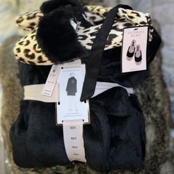 Victoria’s Secret Set Robe Size Small And Slippers Size 6 (( New))